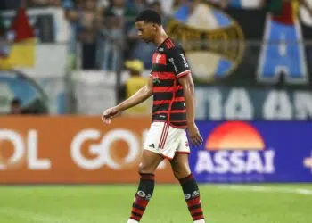 Carlinhos, do Flamengo, sofreu racismo durante derrota no Brasileirão