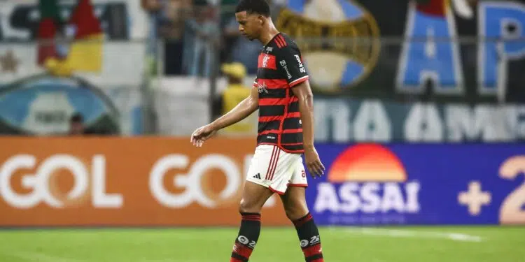 Carlinhos, do Flamengo, sofreu racismo durante derrota no Brasileirão