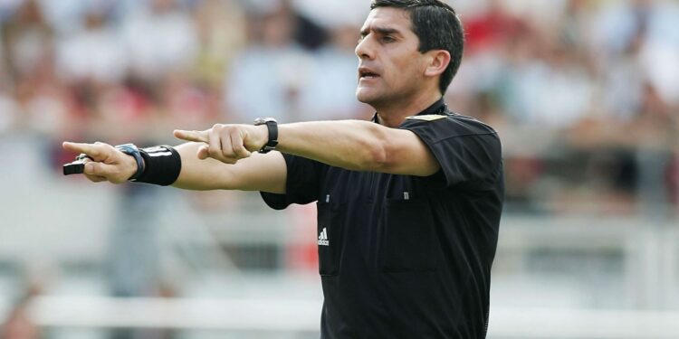 Carlos Chandía, ex-árbitro de futebol chileno, que apitou jogos de Messi na Copa América