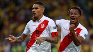 Carrillo e Guerrero comemorando gol juntos, pelo Peru, na final da Copa América de 2019