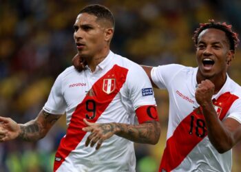 Carrillo e Guerrero comemorando gol juntos, pelo Peru, na final da Copa América de 2019