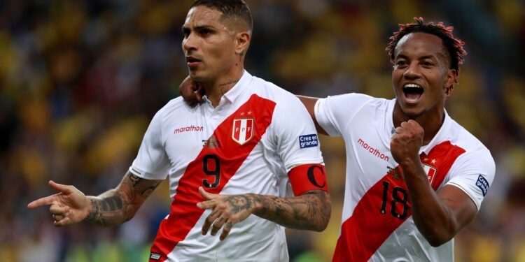 Carrillo e Guerrero comemorando gol juntos, pelo Peru, na final da Copa América de 2019