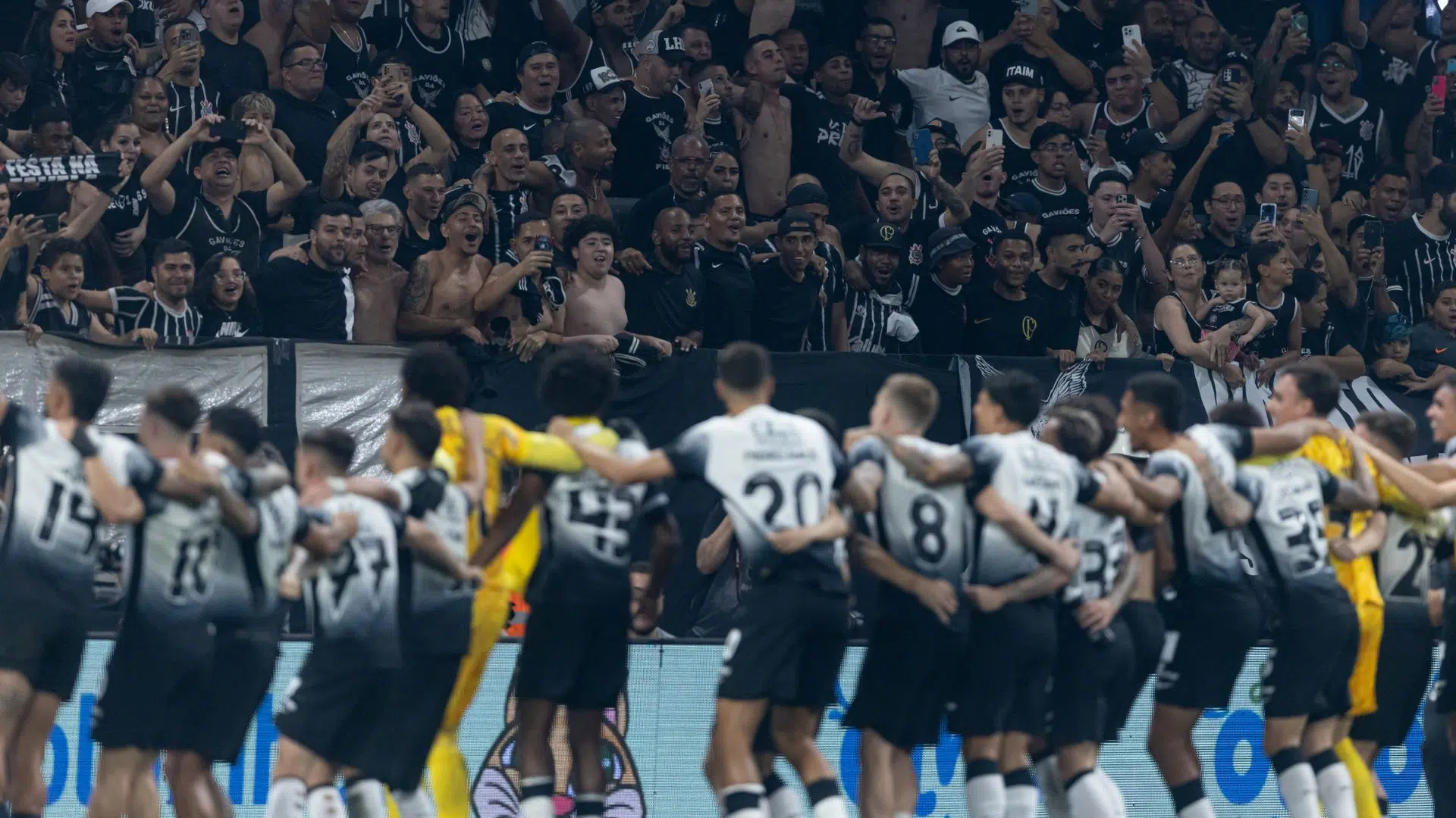Jogadores do Corinthians comemorando a vitória sobre o Juventude pela Copa do Brasil