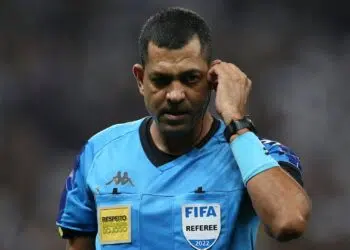 O juiz do jogo, Wagner do Nascimento, ouvindo as considerações do VAR sobre o lance polêmico