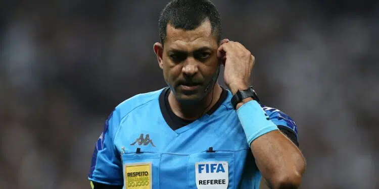 O juiz do jogo, Wagner do Nascimento, ouvindo as considerações do VAR sobre o lance polêmico