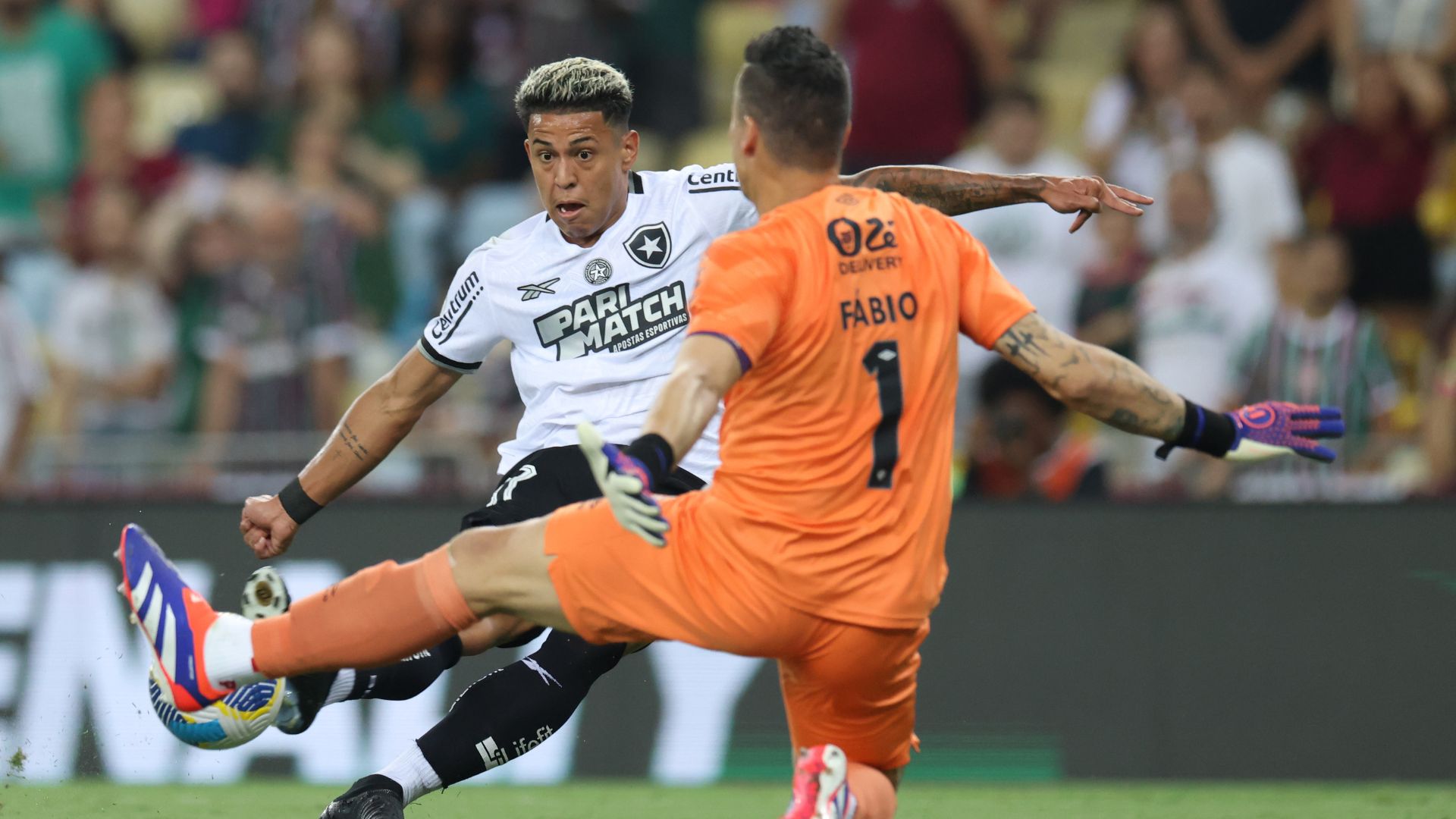 Matheus Martins finalizando contra o goleiro Fábio, do Fluminense
