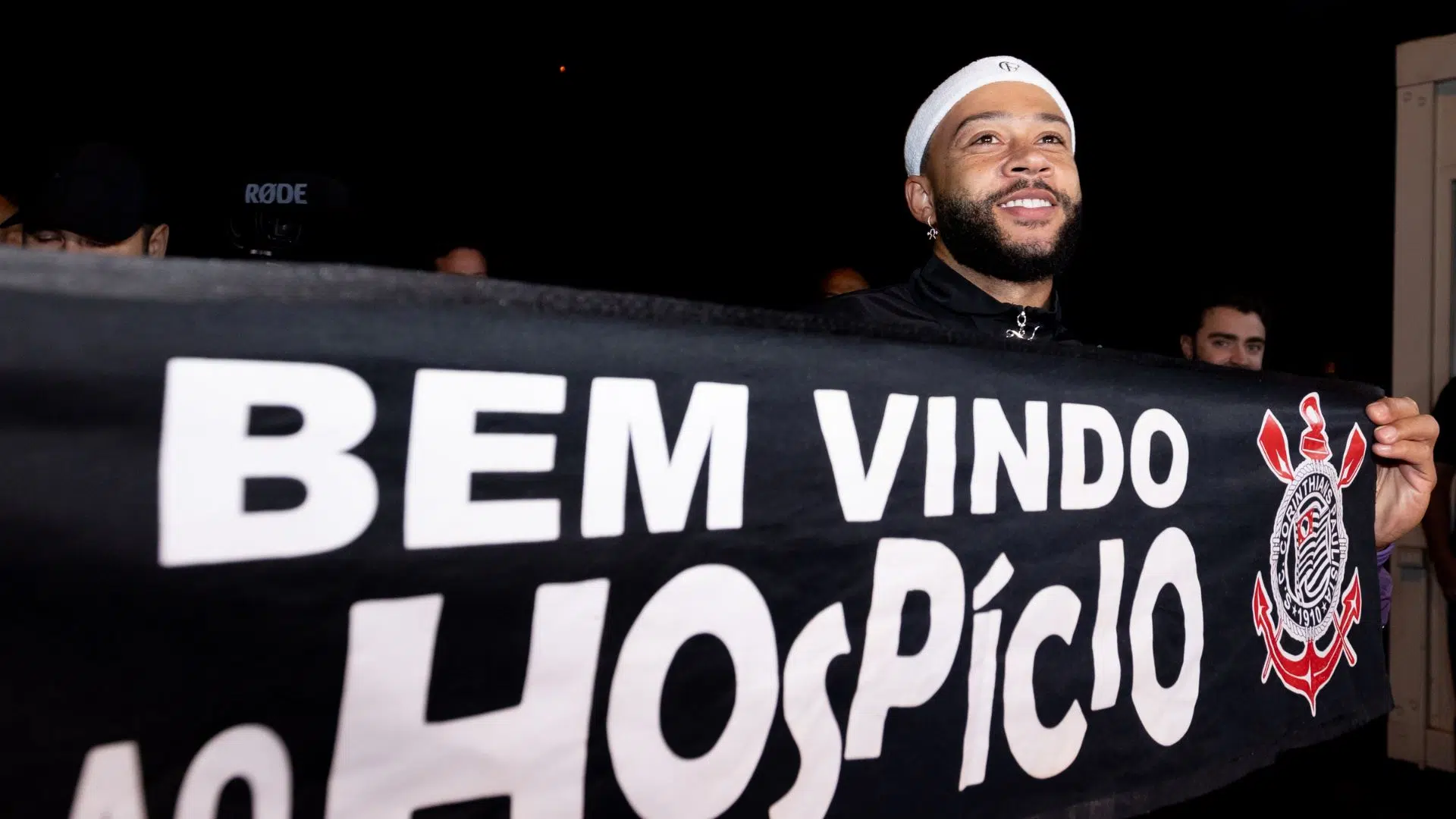Chegada de Memphis Depay ao Brasil (Crédito: Rodrigo Coca / Agência Corinthians)