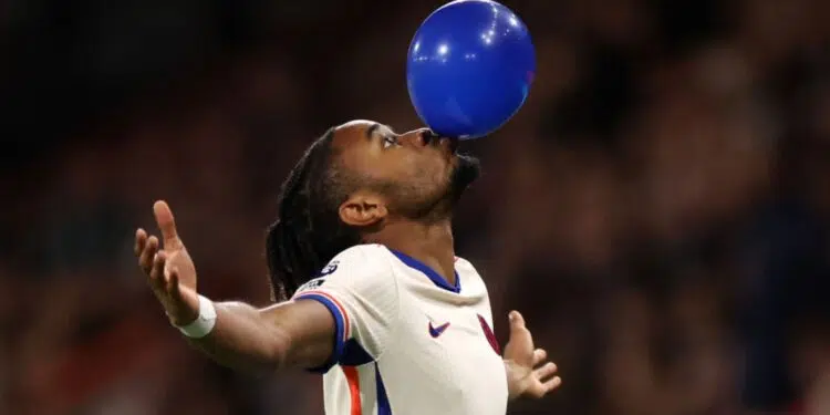 Nkunku comemorando seu gol feito na vitória do Chelsea
