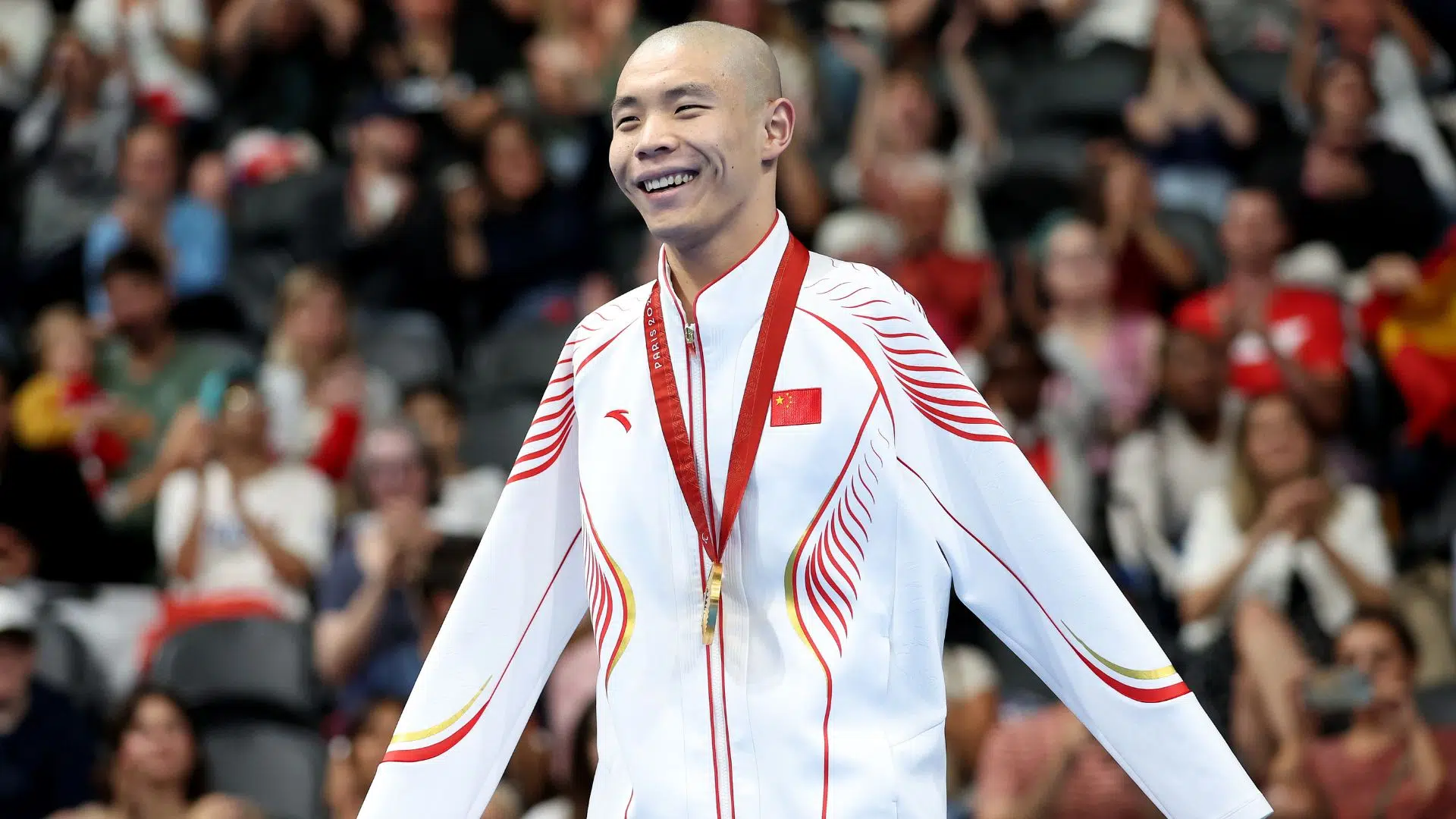 Jincheng Guo no pódio dos 50m livre S5 (Crédito: Getty Images)