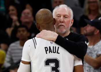 Chris Paul com Gregg Popovich (Crédito: Getty Images)