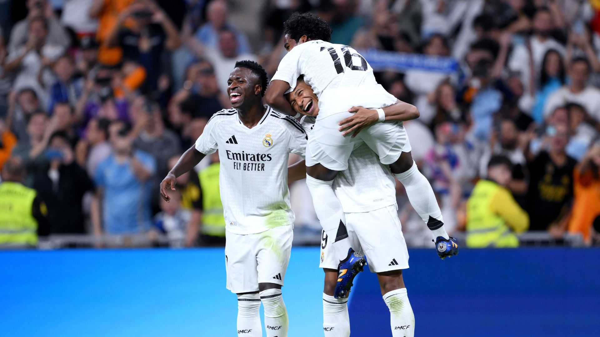 Endrick, Mbappé e Vini Júnior comemorando juntos o quarto gol do Real Madrid