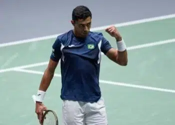 Thiago Monteiro comemora vitória contra a Bélgica na Copa Davis