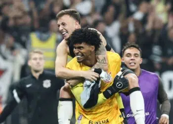 Hugo Souza e Ryan comemorando classificação do Corinthians nas oitavas de final da Copa Sul-Americana