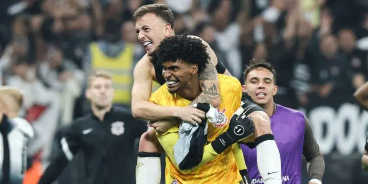 Hugo Souza e Ryan comemorando classificação do Corinthians nas oitavas de final da Copa Sul-Americana