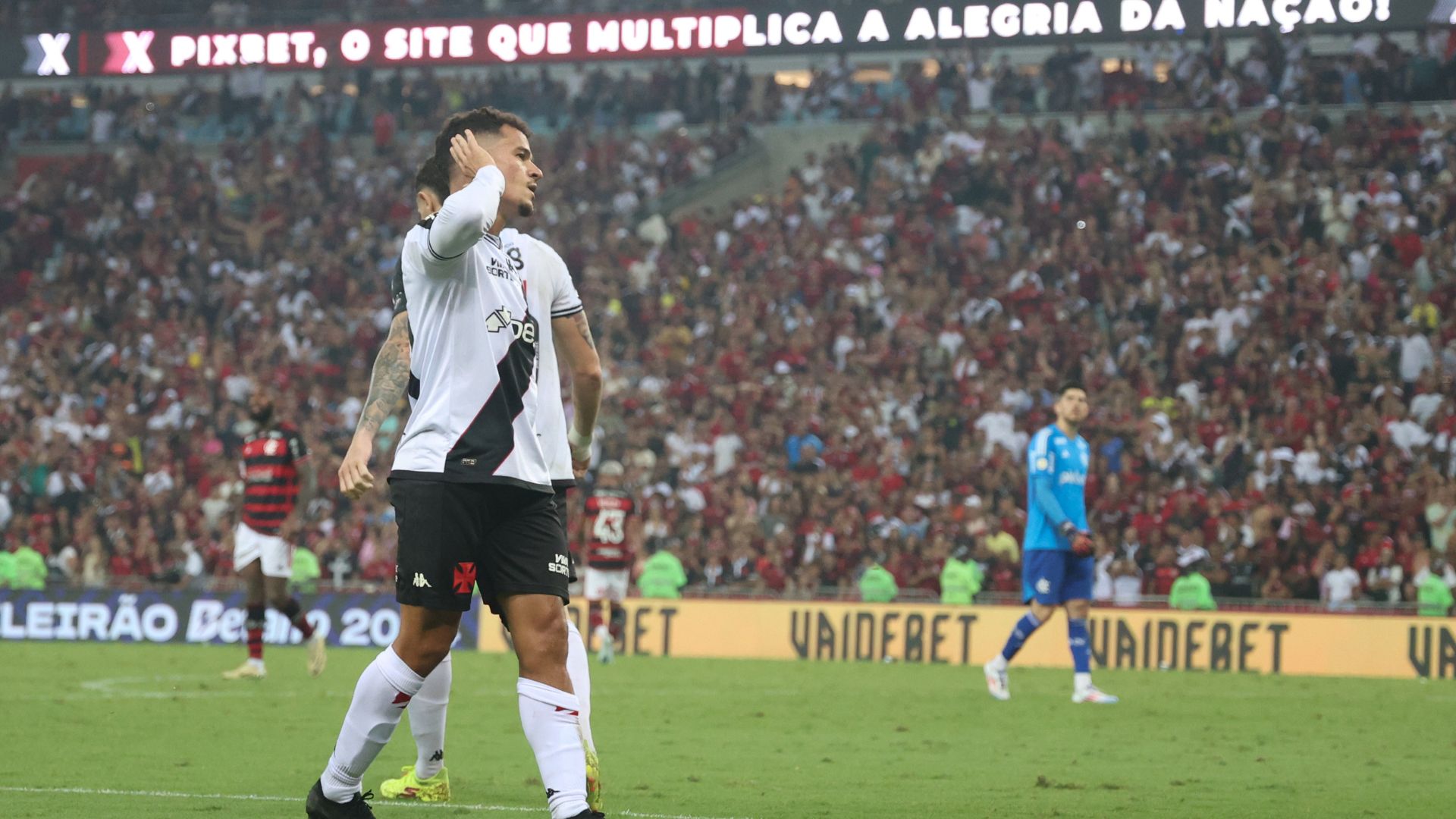 Philippe Coutinho comemorando gol de empate do Vasco, pelo Brasileirão