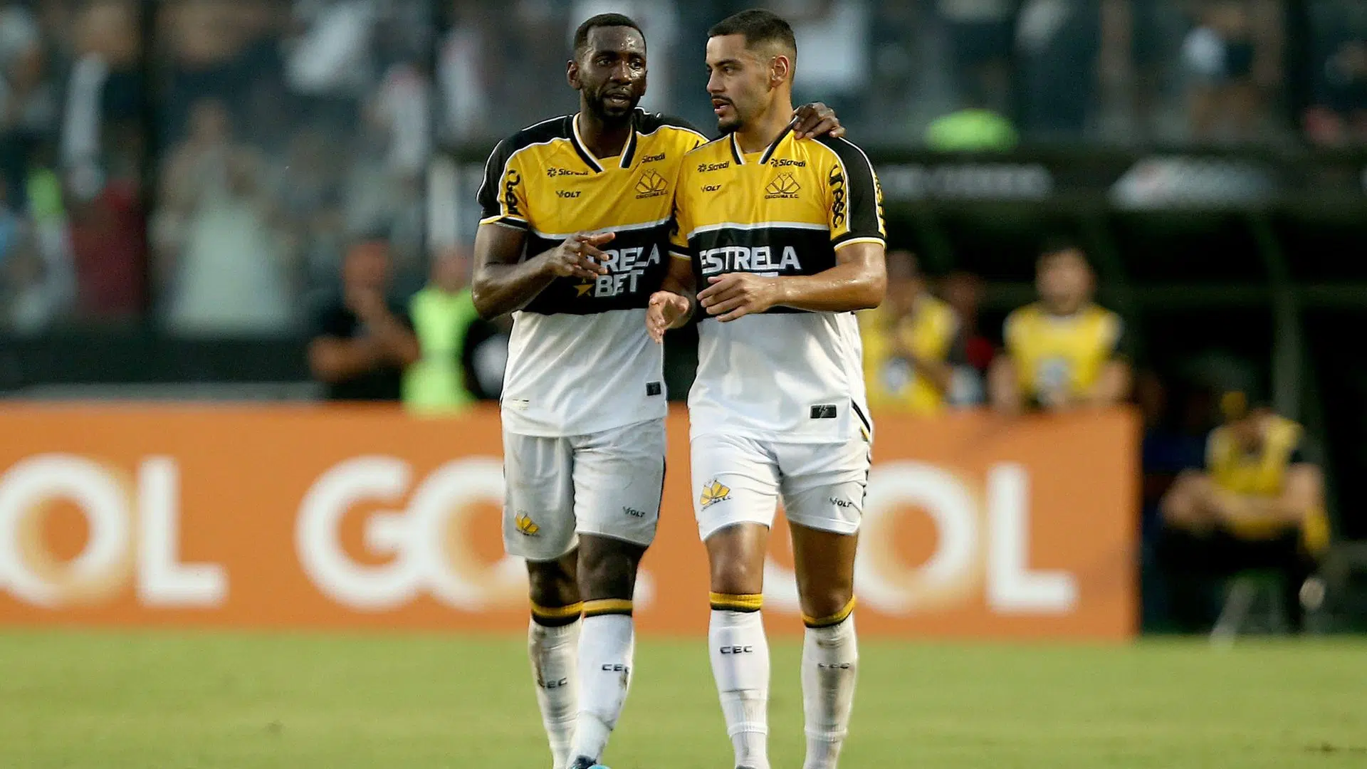 Bolasie e Barreto conversando durante partida do Criciúma