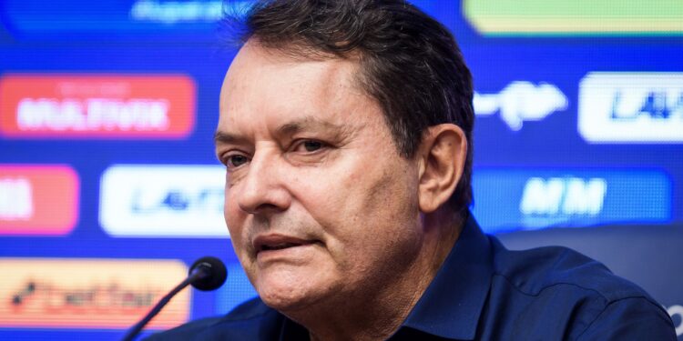 Cruzeiro mira ex-Seleção Brasileira após demissão de Fernando Seabra