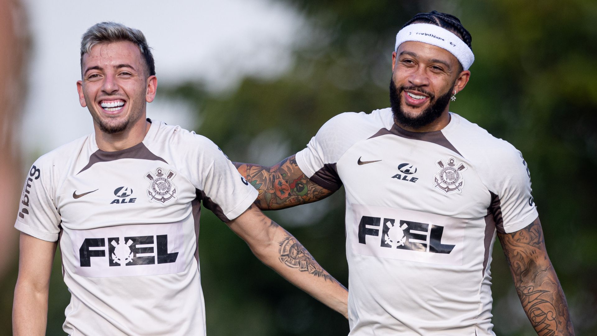 Memphis Depay e Ryan Gustavo juntos, em treino do Corinthians