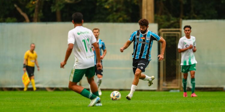 Diego Costa atuando pelo Grêmio sub-20, contra o Juventude