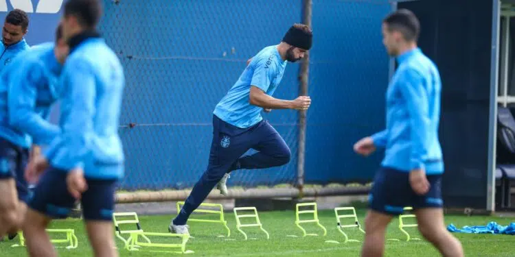 Diego Costa treinando com o elenco do Grêmio (Crédito: Lucas Uebel / Grêmio)