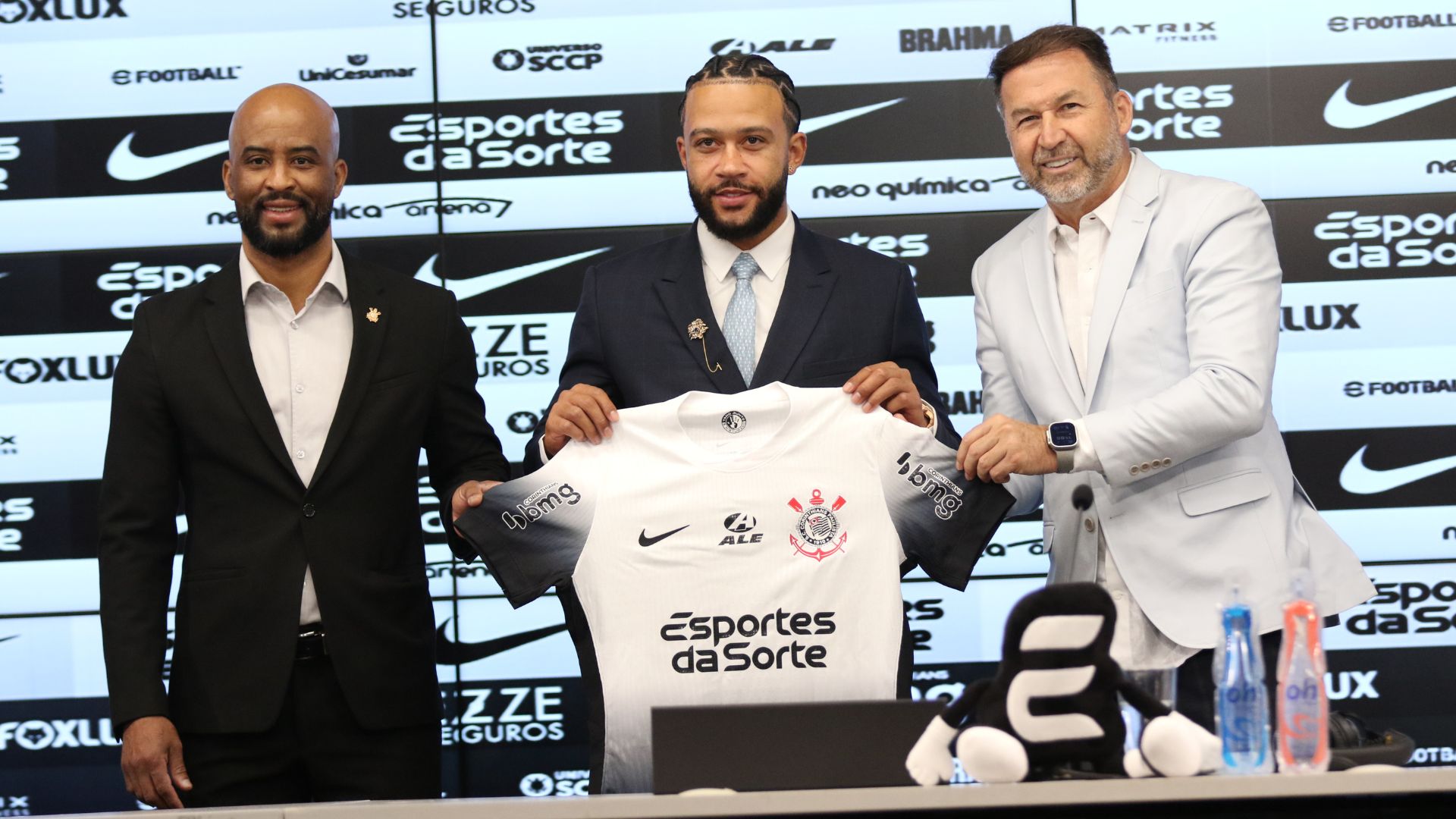 Diretores apresentando Memphis Depay para a imprensa