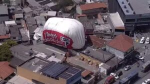 Dirigivel inflável do São Paulo cai em Osasco antes da Libertadores