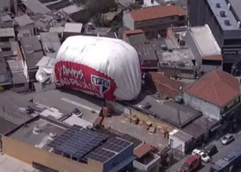 Dirigivel inflável do São Paulo cai em Osasco antes da Libertadores