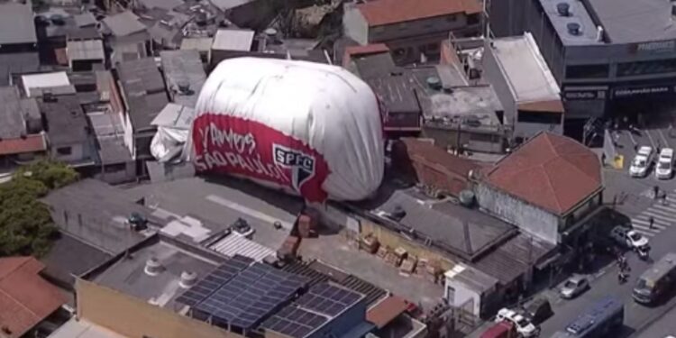 Dirigivel inflável do São Paulo cai em Osasco antes da Libertadores