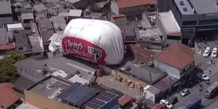 Dirigivel inflável do São Paulo cai em Osasco antes da Libertadores