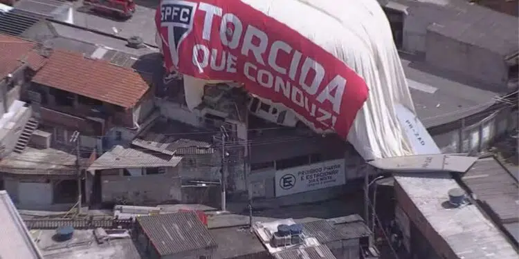 Dirigível com símbolo do São Paulo caído em casas