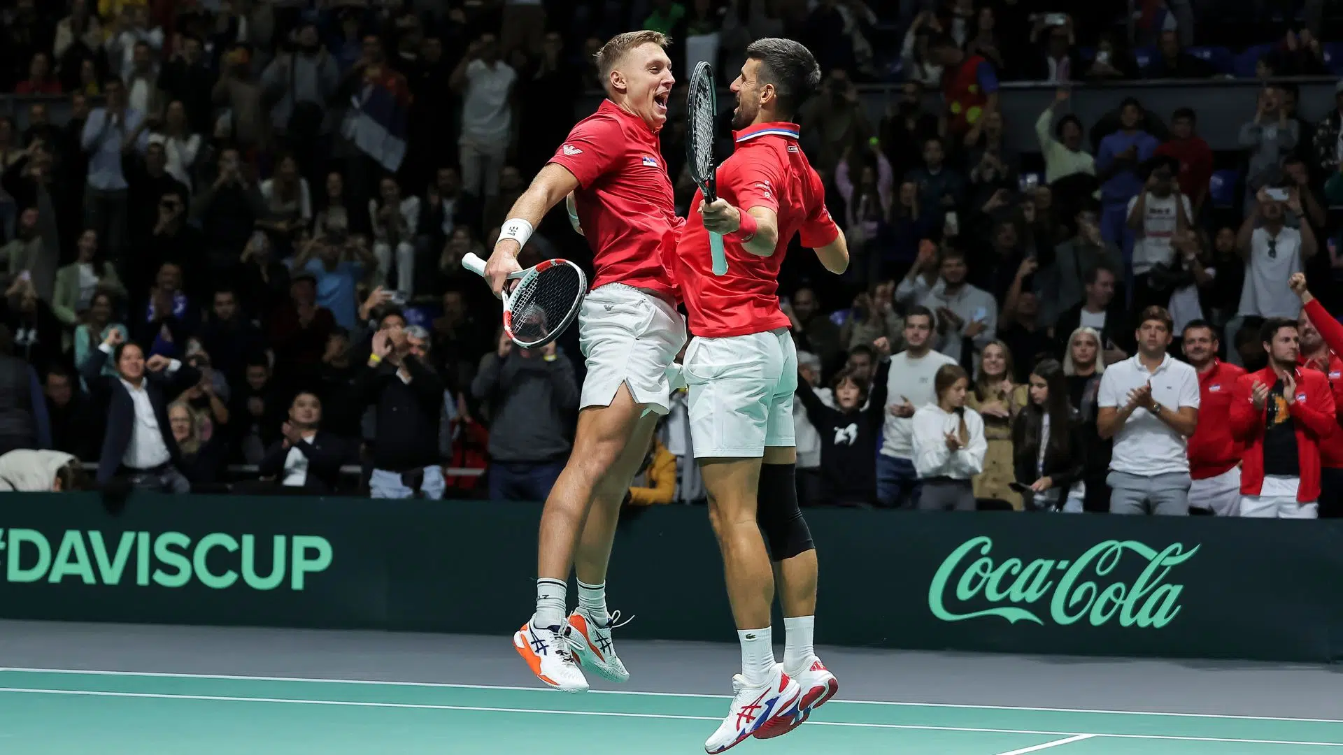 Novak Djokovic e Hamad Medjedovic celebrando vitória na Copa Davis