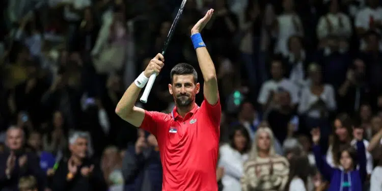 Djokovic agradecendo torcida após vitória na Copa Davis