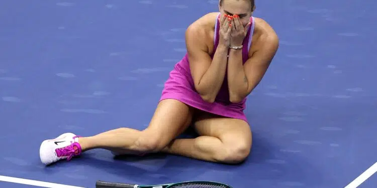 Aryna Sabalenka, número dois do mundo, chora emocionada no chão do US Open