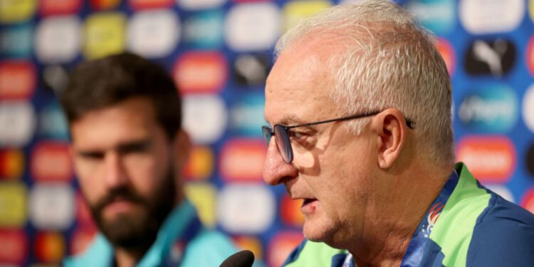 Dorival falando em coletiva sobre convocação