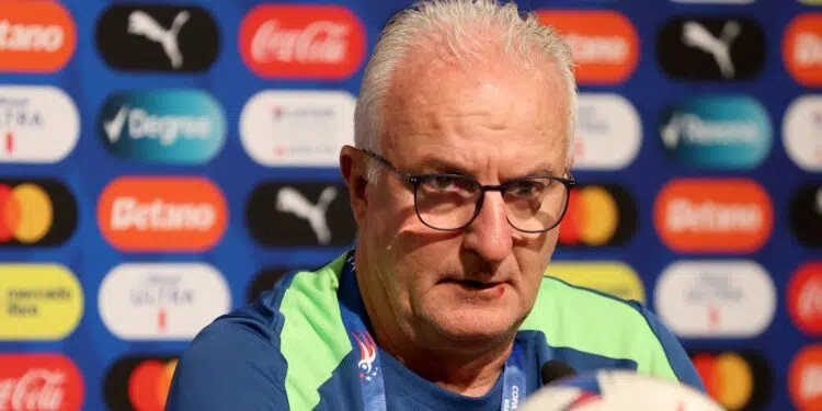 Dorival Júnior comenta corte de Pedro