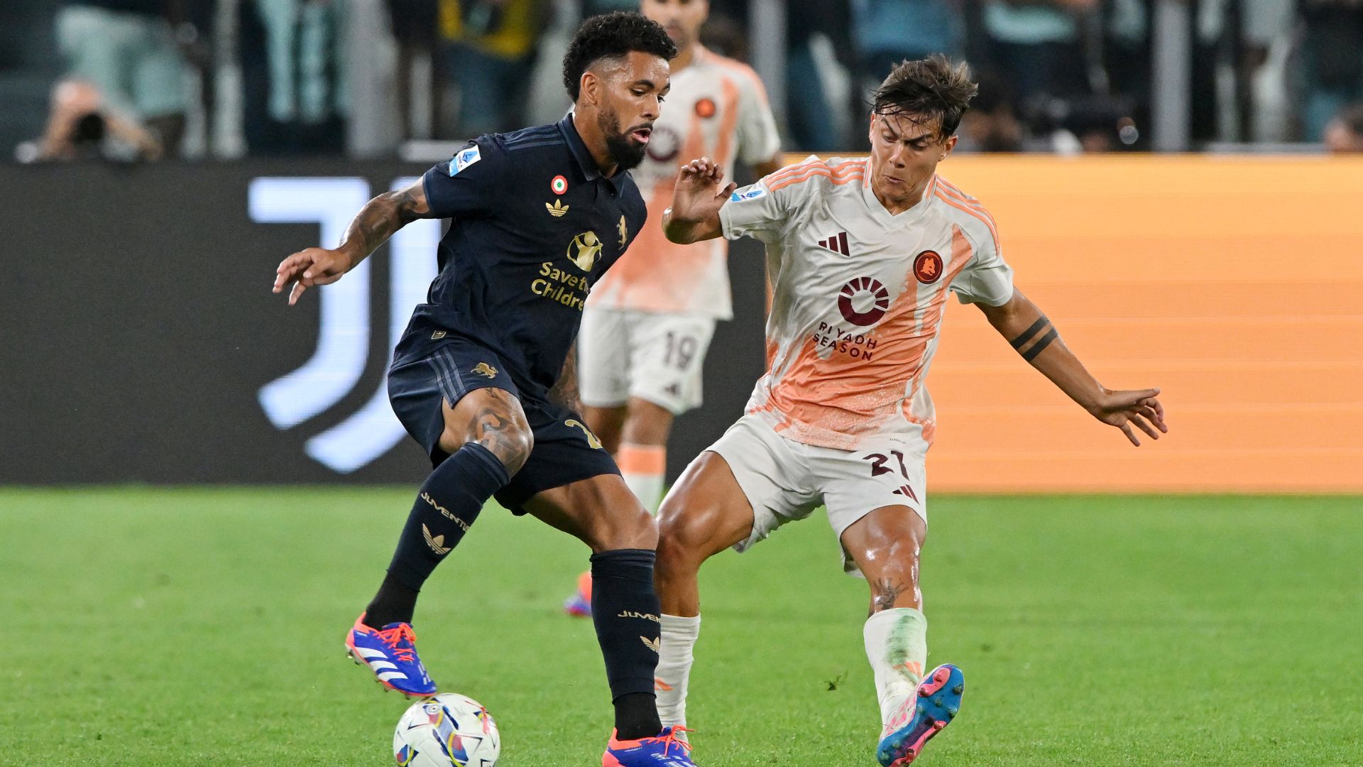 Douglas Luiz jogando pela Juventus e driblando Dybala, da Roma