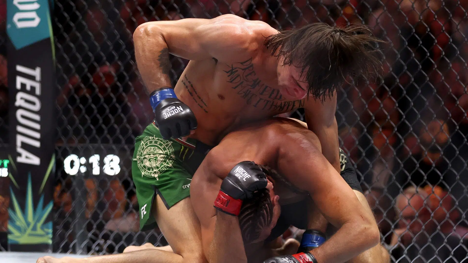 Diego Lopes em ação contra Brian Ortega pelo UFC