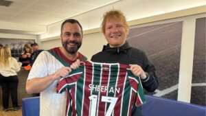 Ed Sheeran recebe camisa do Fluminense durante visita ao Maracanã
