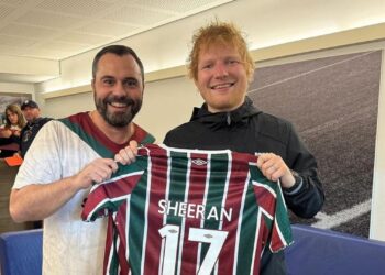 Ed Sheeran recebe camisa do Fluminense durante visita ao Maracanã