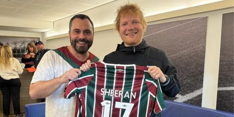 Ed Sheeran recebe camisa do Fluminense durante visita ao Maracanã