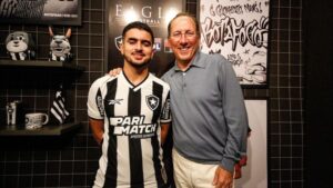 El Arouch apresentado no Botafogo ao lado de John Textor