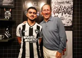 El Arouch apresentado no Botafogo ao lado de John Textor