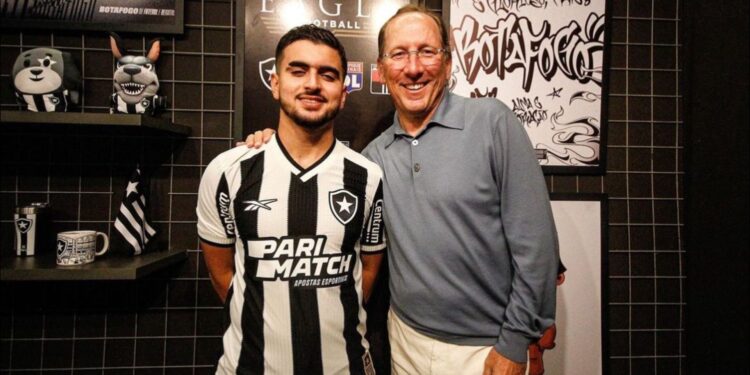 El Arouch apresentado no Botafogo ao lado de John Textor