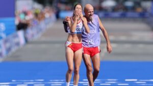 Elena Congost terminando a maratona na Paralimpíada de Paris