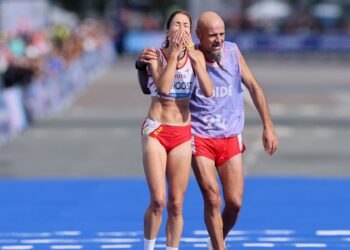 Elena Congost terminando a maratona na Paralimpíada de Paris