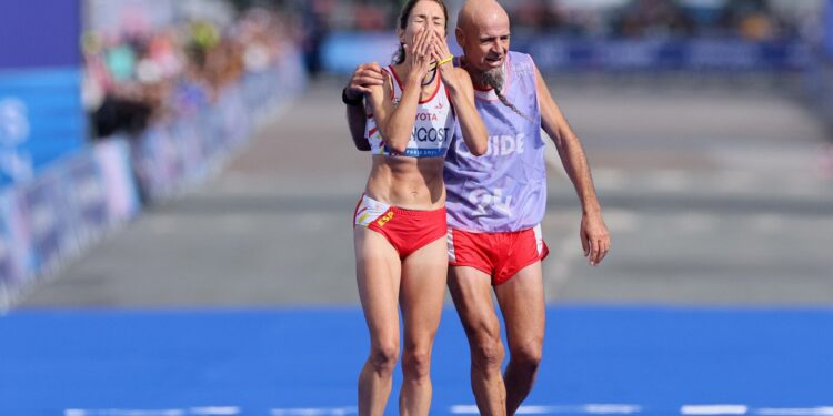 Elena Congost terminando a maratona na Paralimpíada de Paris