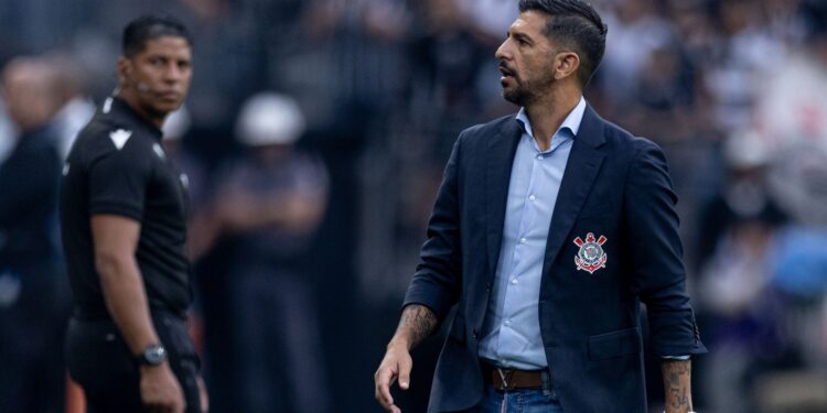 Emiliano Díaz exalta atacantes do Corinthians