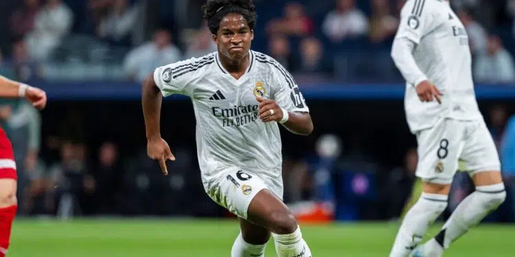 Endrick comemorando seu primeiro gol na Champions League, pelo Real Madrid
