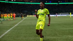 Destaque do Brasileirão, Estêvão recebe elogios de futuro treinador