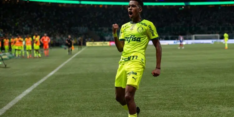 Destaque do Brasileirão, Estêvão recebe elogios de futuro treinador
